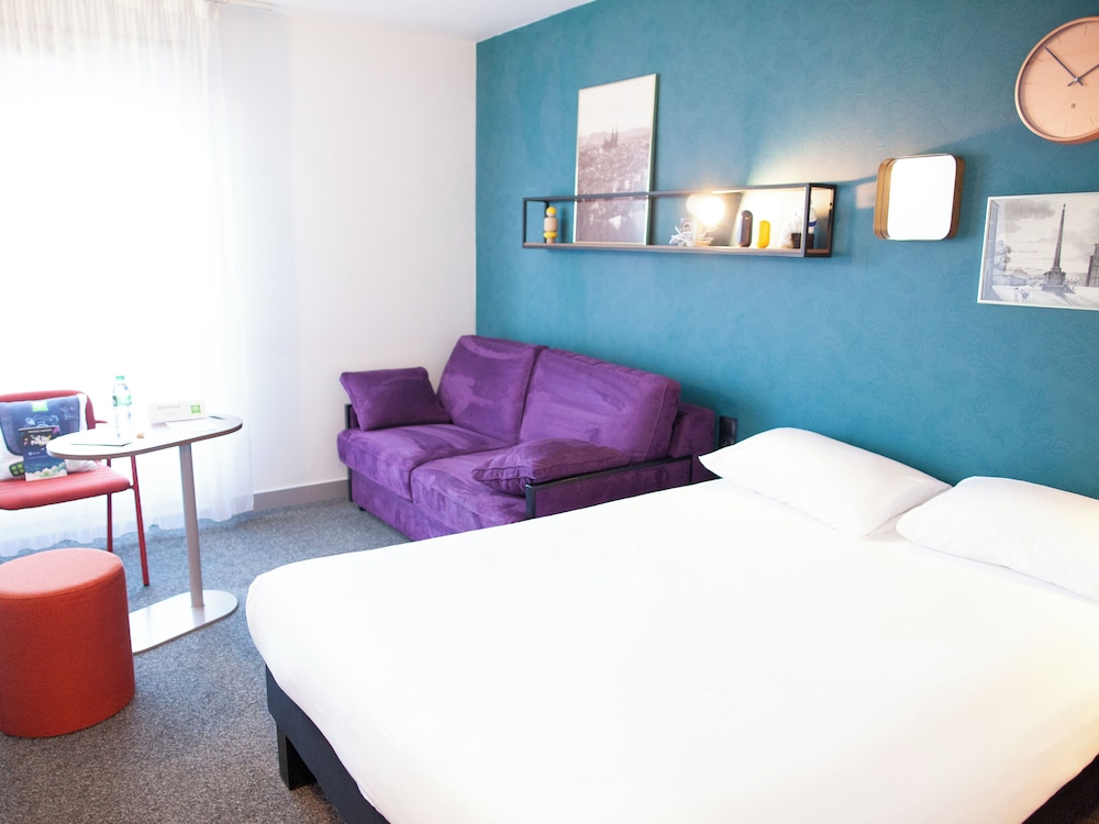 Habitación estándar con 1 cama doble y 1 sofá - cama doble del hotel Ibis Styles Clermont-ferrand Gare. Foto 1
