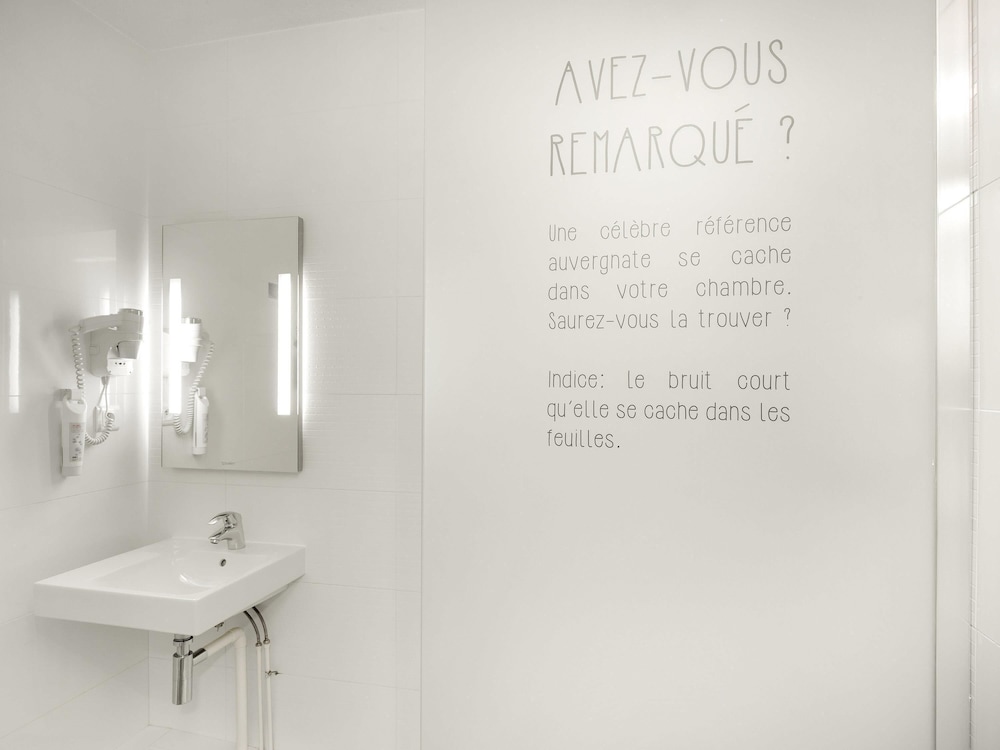 Habitación estándar con 1 cama doble y 1 sofá - cama doble del hotel Ibis Styles Clermont-ferrand Gare. Foto 2