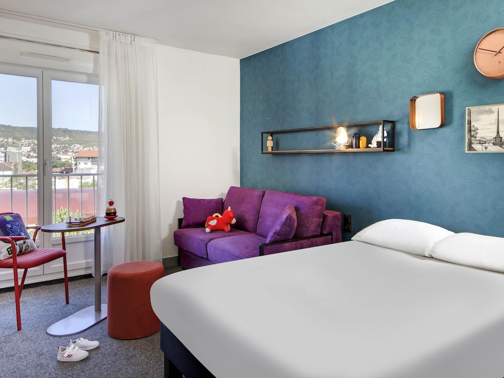 Habitación estándar con 1 cama doble y 1 sofá - cama doble del hotel Ibis Styles Clermont-ferrand Gare. Foto 4