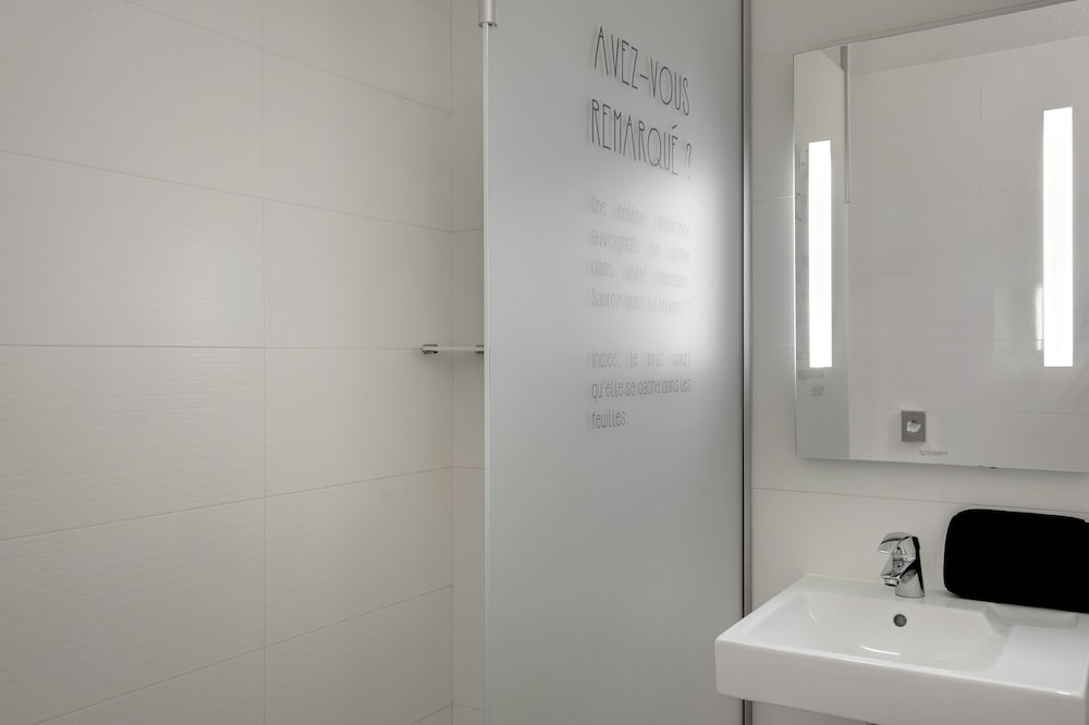 Habitación estándar con 1 cama doble y 1 sofá - cama doble del hotel Ibis Styles Clermont-ferrand Gare. Foto 5