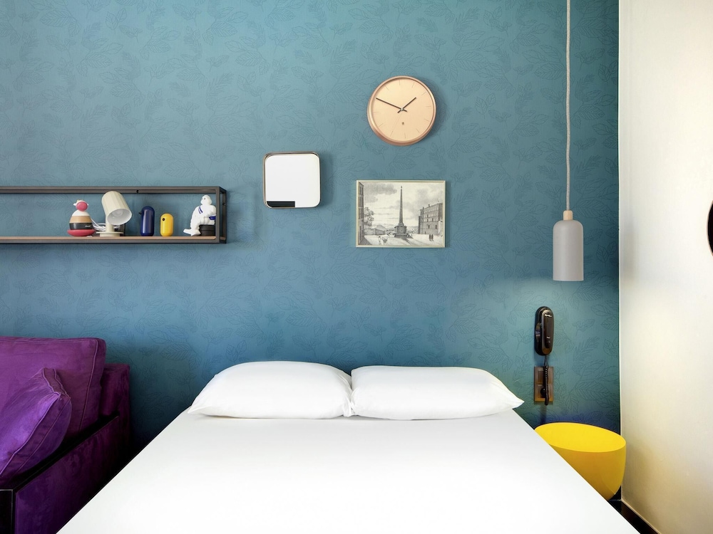 Habitación estándar con 1 cama doble y 1 sofá - cama doble del hotel Ibis Styles Clermont-ferrand Gare. Foto 6