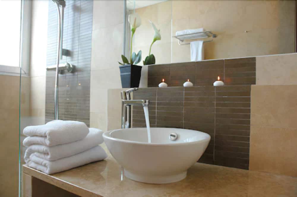 Habitación Standard con dos camas individuales del hotel Ibis Styles Beaulieu Sur Mer. Foto 5