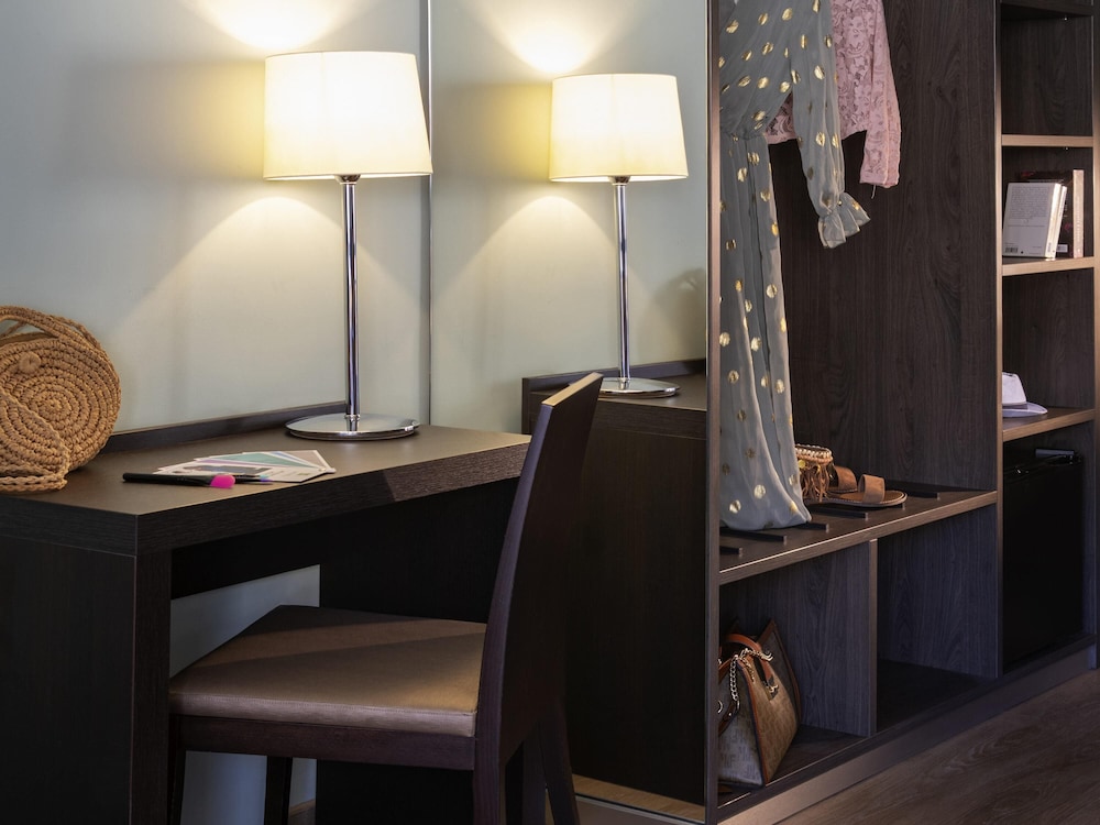 Habitación Standard con cama doble y sofá del hotel Ibis Styles Beaulieu Sur Mer