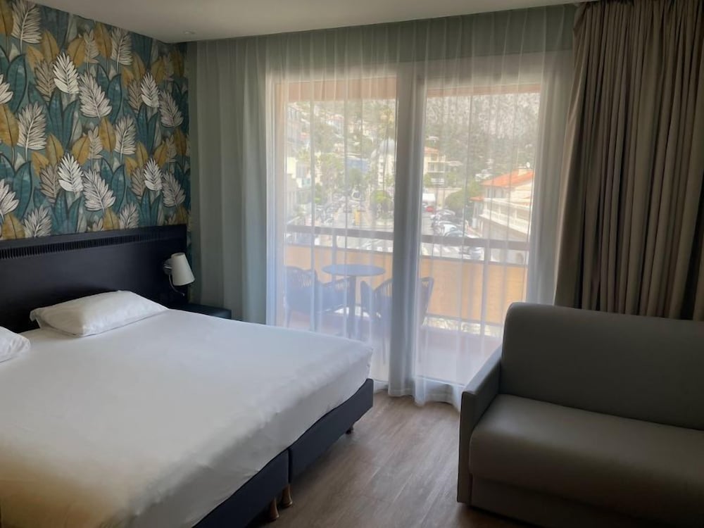 Habitación Standard con cama doble y sofá del hotel Ibis Styles Beaulieu Sur Mer. Foto 1