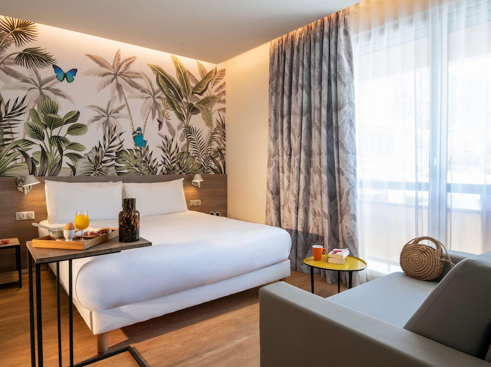 Habitación Standard con cama doble y sofá del hotel Ibis Styles Beaulieu Sur Mer. Foto 3
