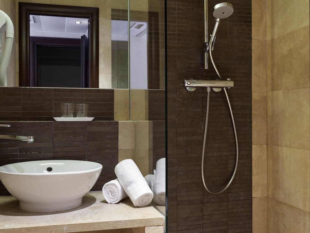 Habitación Standard con cama doble y sofá del hotel Ibis Styles Beaulieu Sur Mer. Foto 4