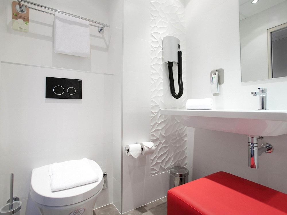 Habitación Standard con cama doble y sofá del hotel Ibis Styles Beaulieu Sur Mer. Foto 5