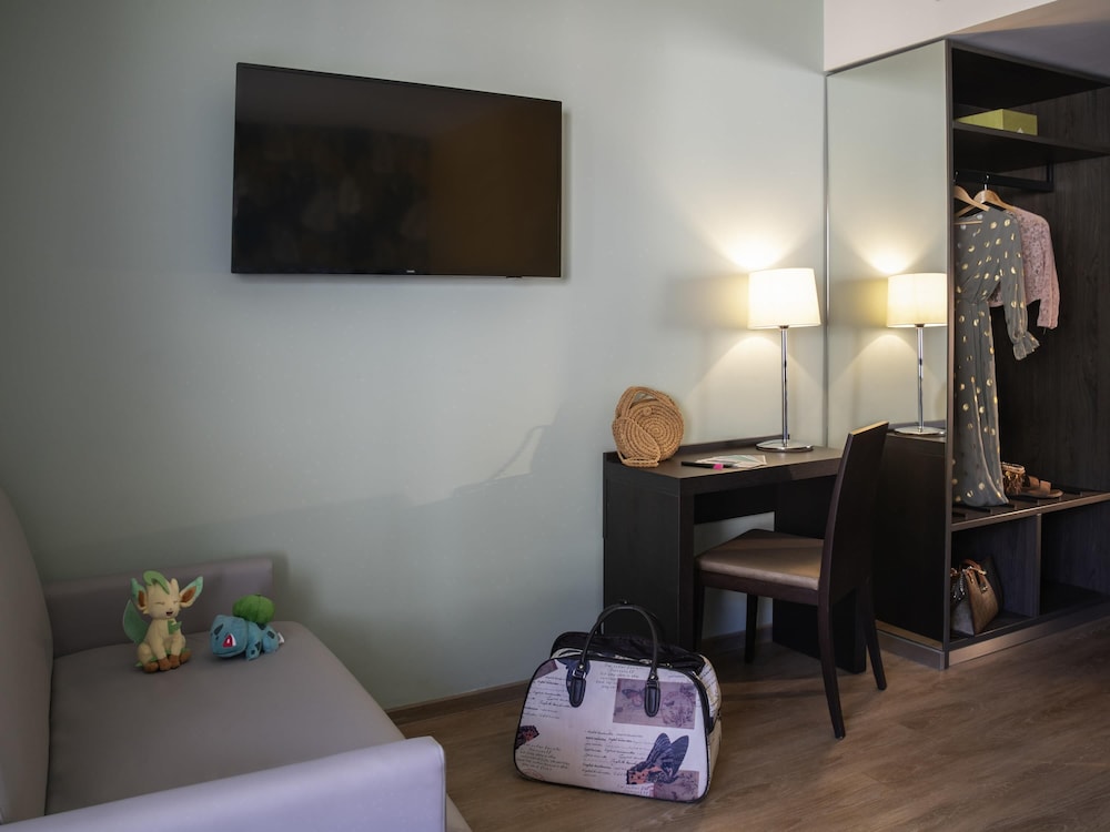 Habitación Standard con cama doble y sofá del hotel Ibis Styles Beaulieu Sur Mer. Foto 6