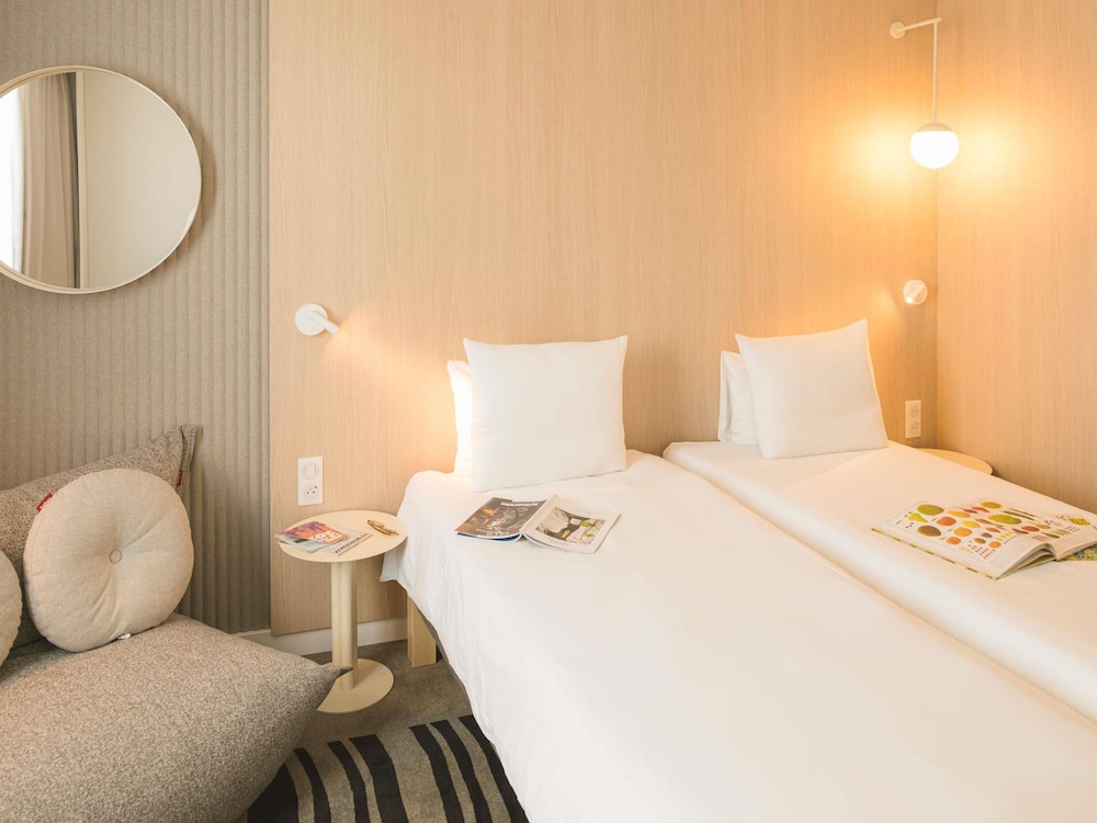 Habitación Executive con vistas al lago y cama king size del hotel Novotel Bordeaux Lac