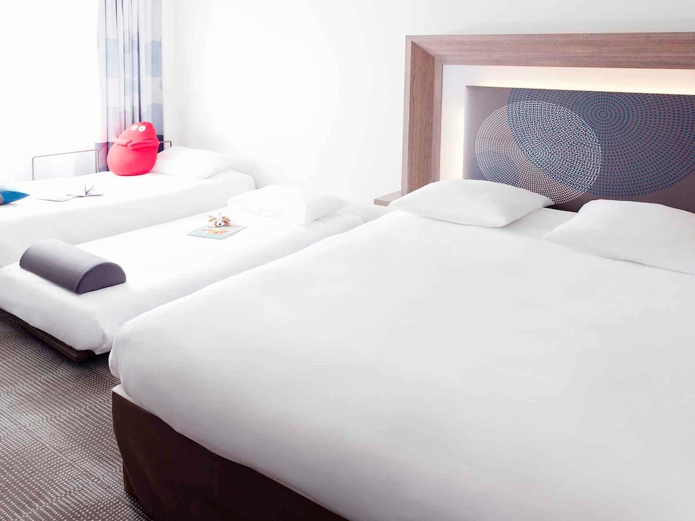 Habitacion Superior con 1 cama queensize y2 Sofas del hotel Novotel Bordeaux Lac. Foto 4
