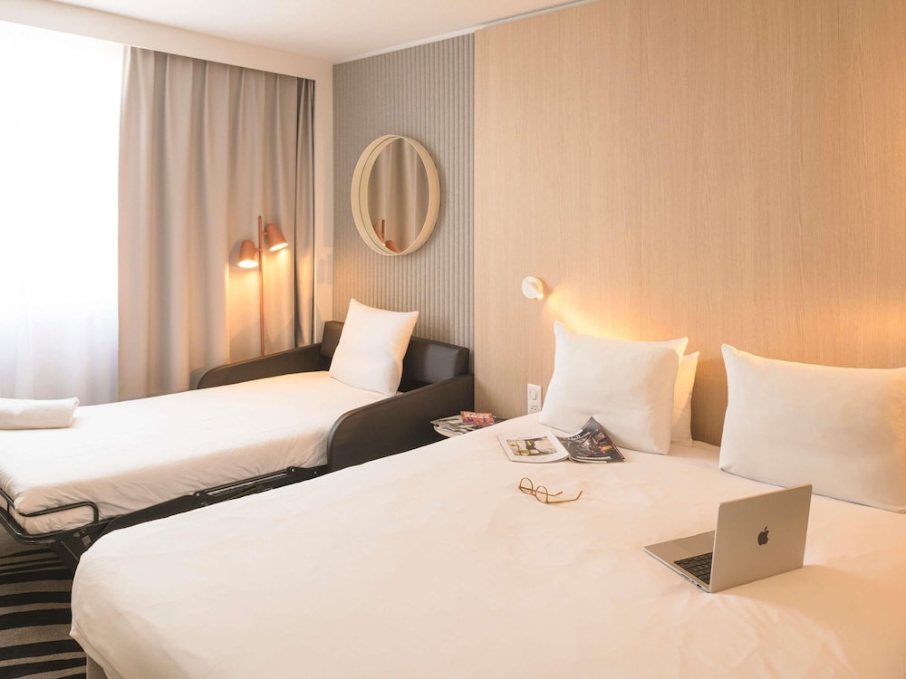 Habitación Superior con cama queen size y sofá cama (2 colchones individuales) del hotel Novotel Bordeaux Lac. Foto 9