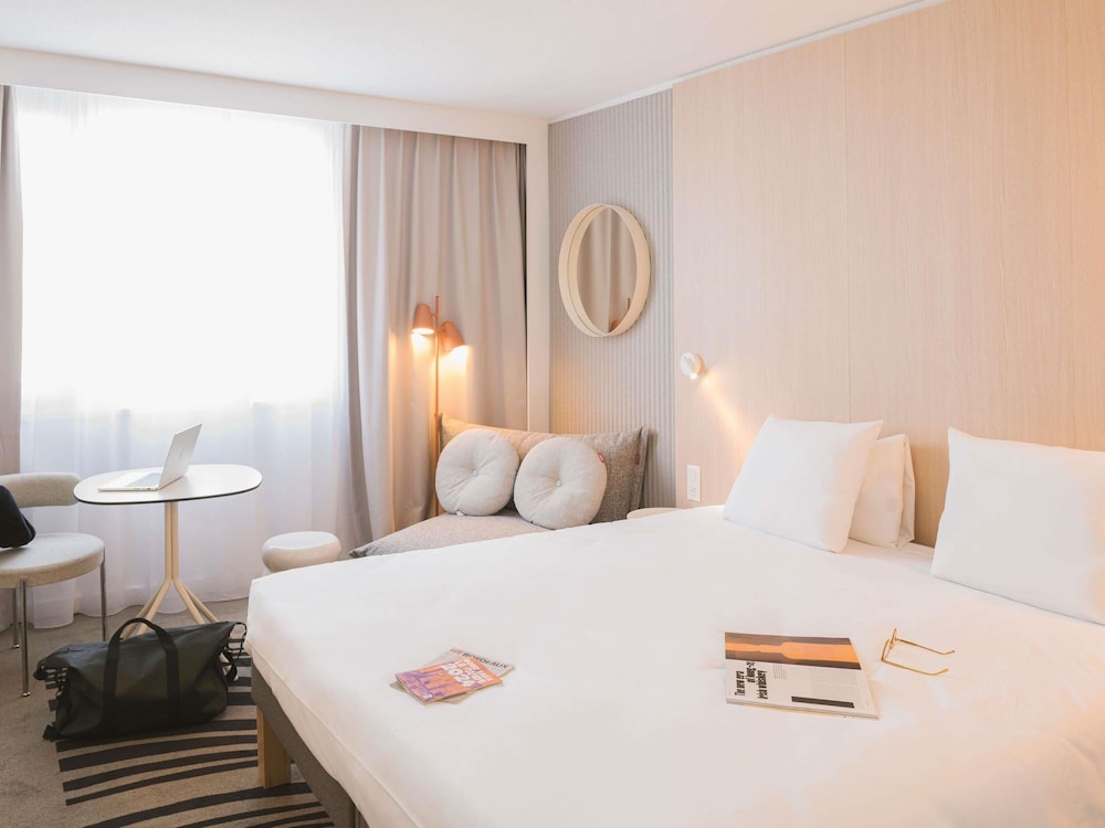 Habitación Executive con vistas al lago y cama king size del hotel Novotel Bordeaux Lac. Foto 1