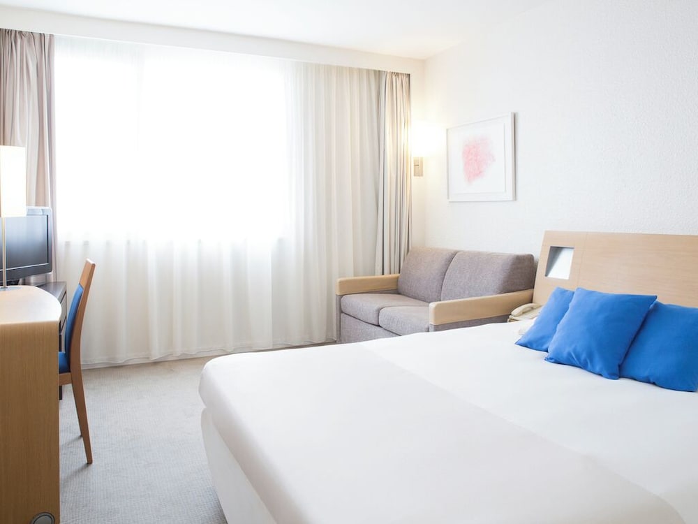 Habitación Superior Discapacitadoscon 1 cama queensize del hotel Novotel Bordeaux Lac. Foto 1