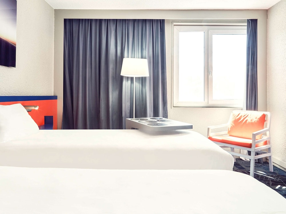 Habitación estándar con dos camas individuales del hotel Ibis Styles Marseille Provence Aéroport. Foto 2