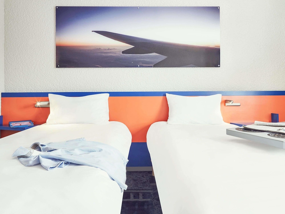 Habitación estándar con dos camas individuales del hotel Ibis Styles Marseille Provence Aéroport. Foto 4