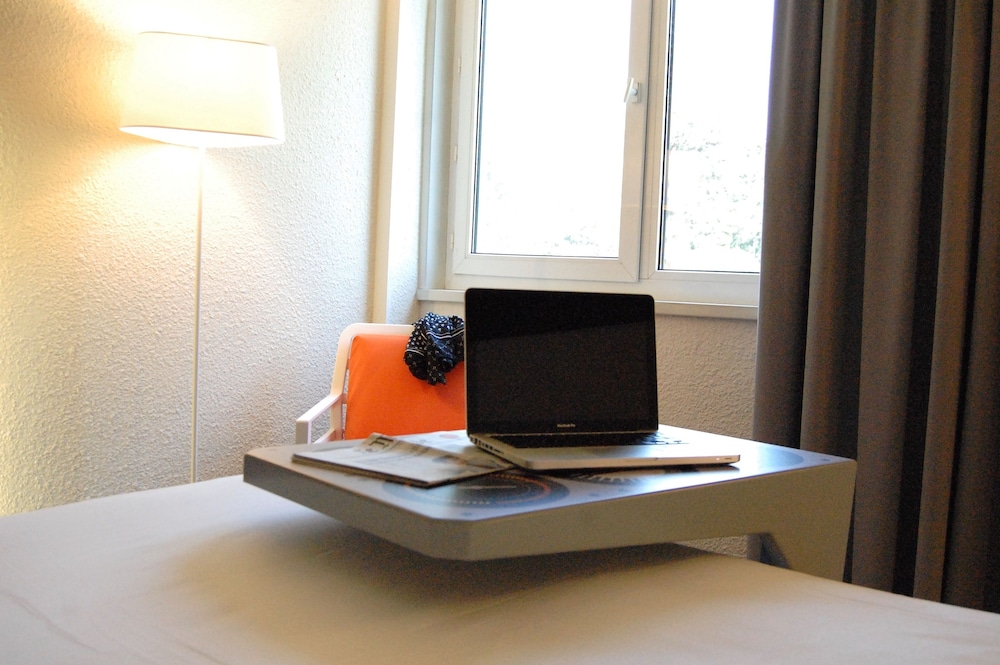 Suite familiar estándar con 1 cama doble + 1 sofá - cama para 2 niños (máx. 12 años) del hotel Ibis Styles Marseille Provence Aéroport. Foto 1