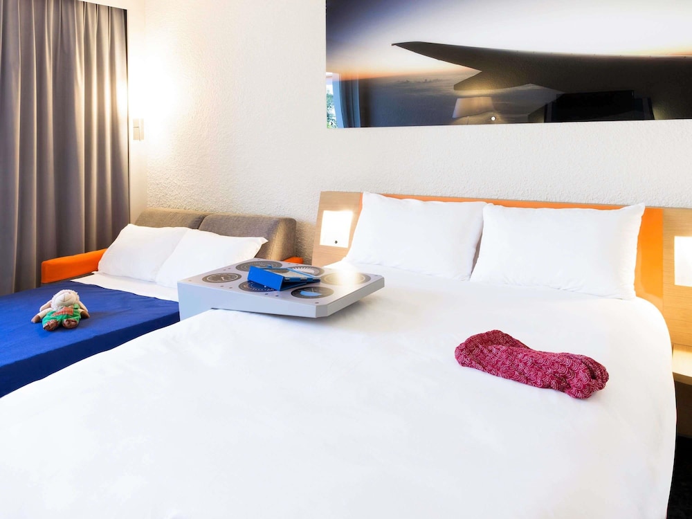 Suite familiar estándar con 1 cama doble + 1 sofá - cama para 2 niños (máx. 12 años) del hotel Ibis Styles Marseille Provence Aéroport. Foto 3