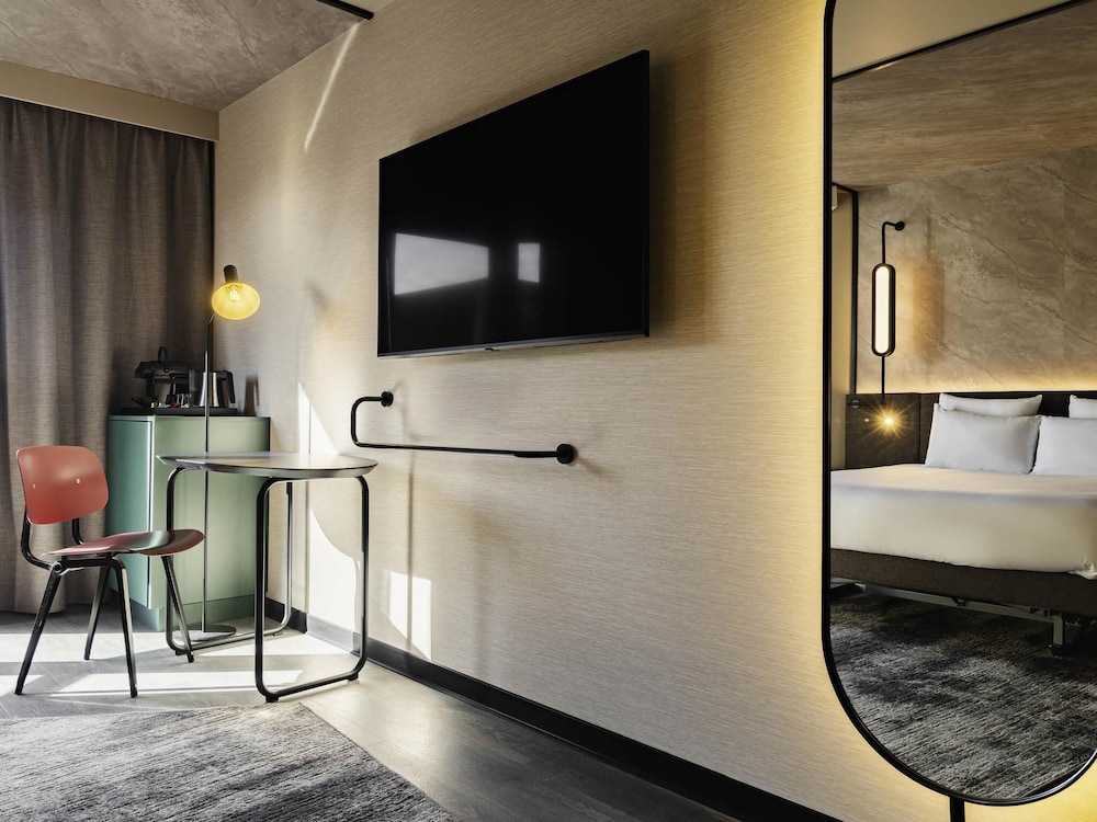 Habitación Superior con cama queen - size del hotel Novotel Paris Suresnes Longchamp. Foto 5