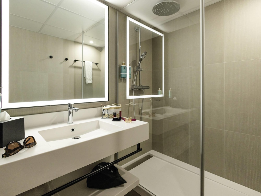 Habitación Superior con cama queen - size del hotel Novotel Paris Suresnes Longchamp. Foto 7