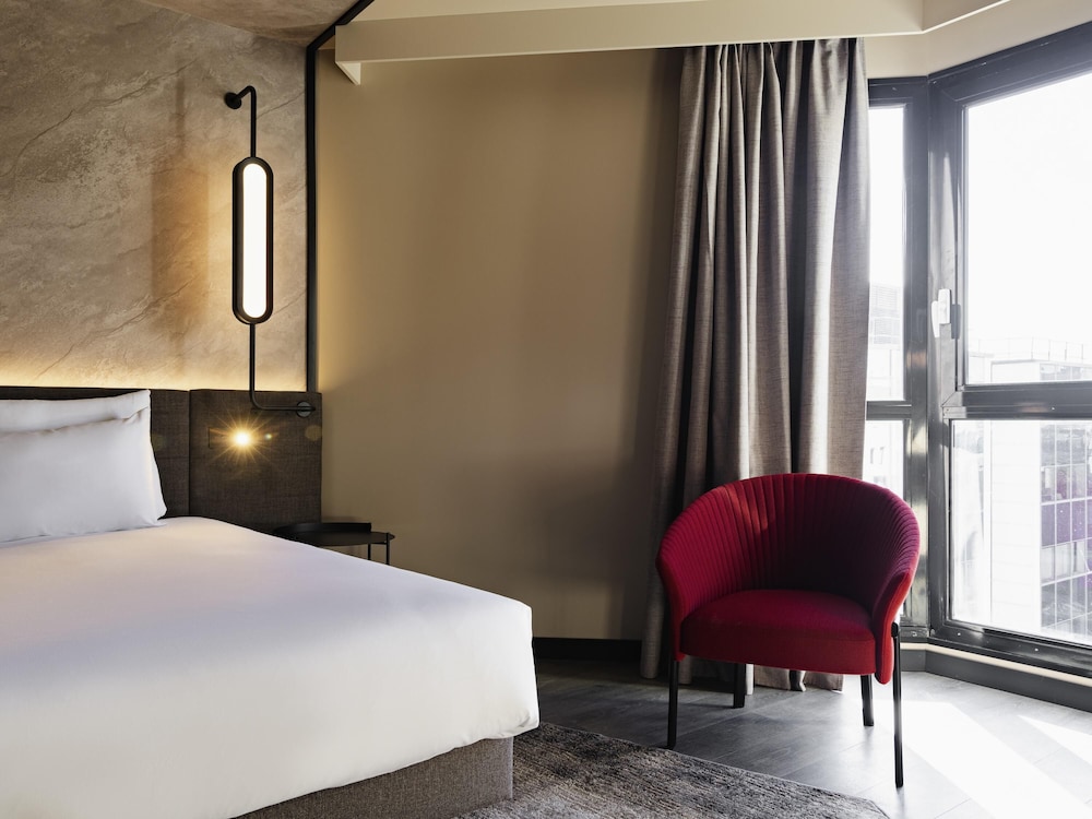 Habitación ejecutiva con 1 cama queen - size del hotel Novotel Paris Suresnes Longchamp. Foto 1