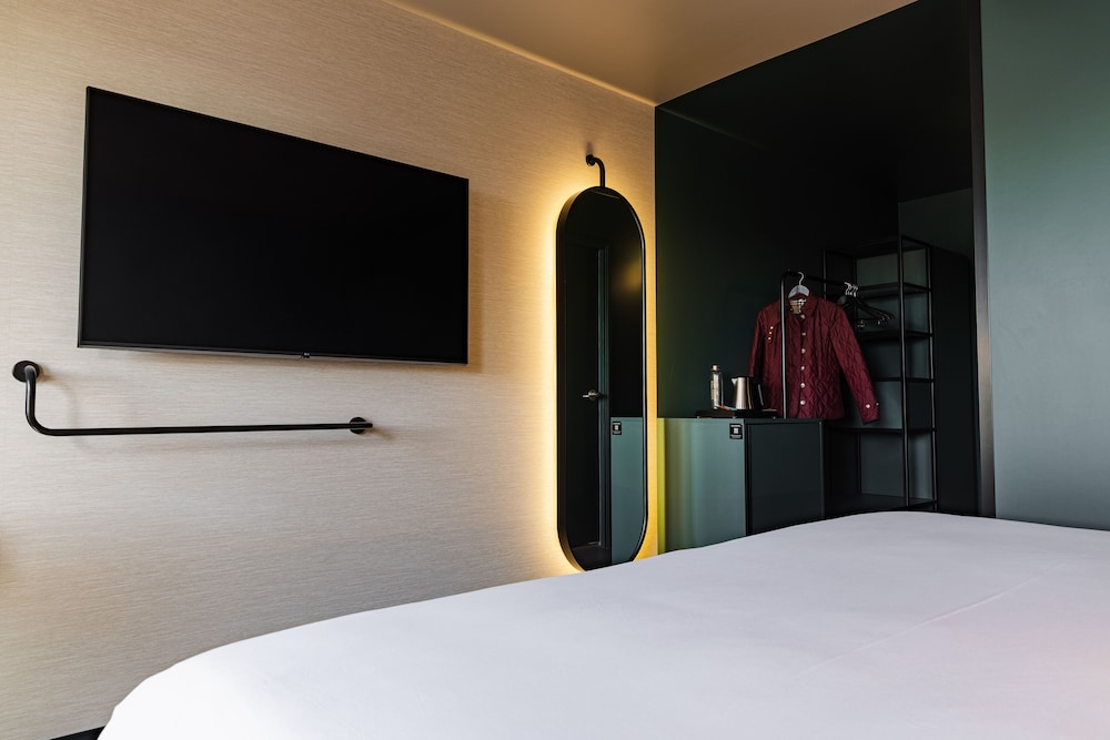 Habitación Ejecutiva con 1 cama queen - size, con balcón del hotel Novotel Paris Suresnes Longchamp. Foto 1