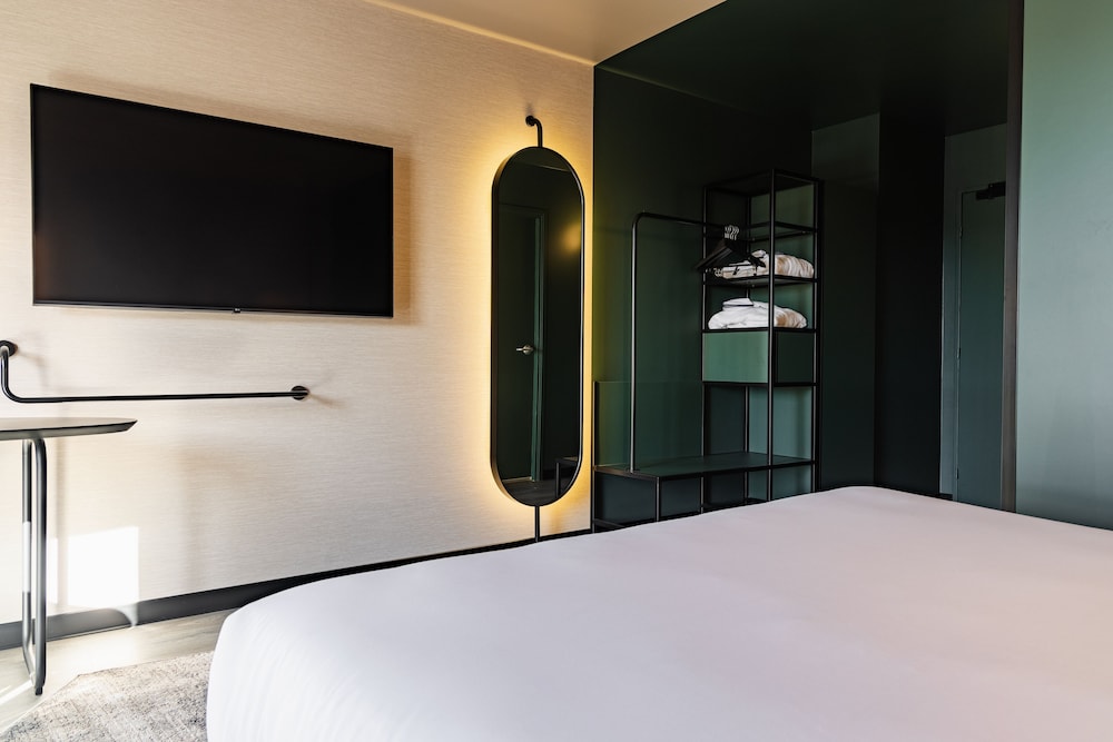 Habitación Ejecutiva con 1 cama queen - size, con balcón del hotel Novotel Paris Suresnes Longchamp. Foto 3