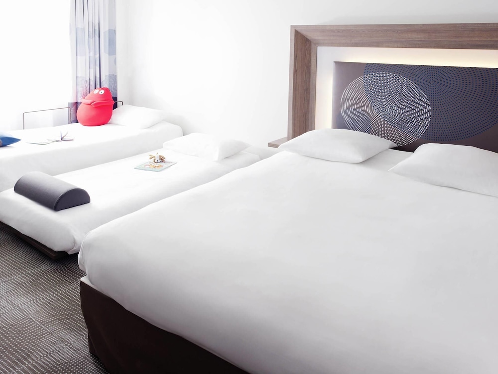 Habitación Classic con una cama doble y 2 sofás cama individuales del hotel Novotel Lille Aeroport