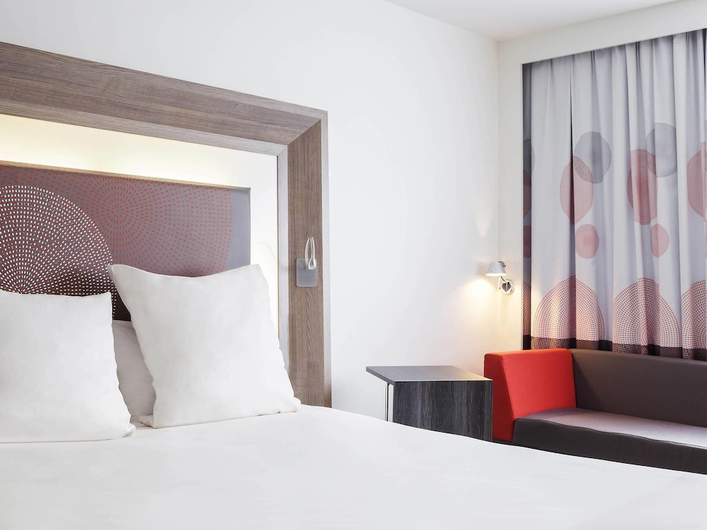 Habitación Classic con una cama doble y un sofá cama individual del hotel Novotel Lille Aeroport