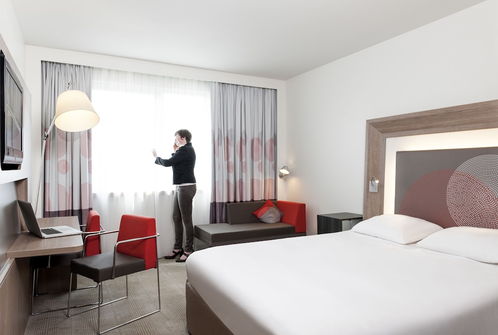 Habitación Classic con una cama doble y un sofá cama individual del hotel Novotel Lille Aeroport. Foto 1