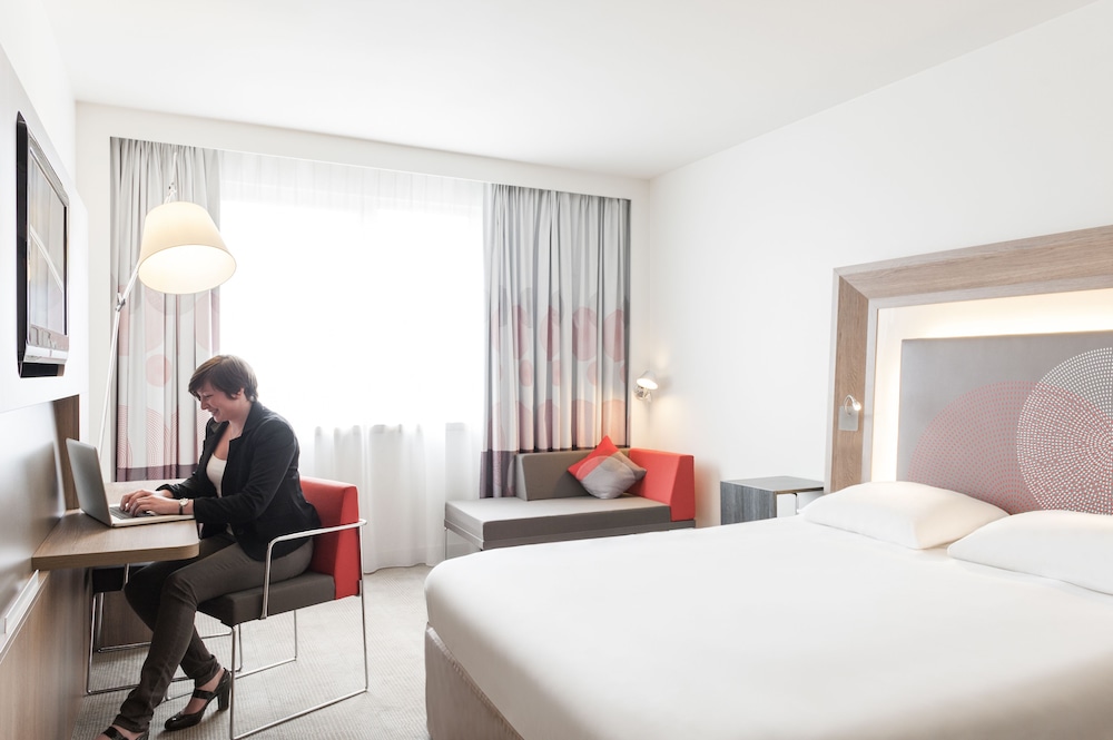 Habitación Classic con una cama doble y un sofá cama individual del hotel Novotel Lille Aeroport. Foto 3