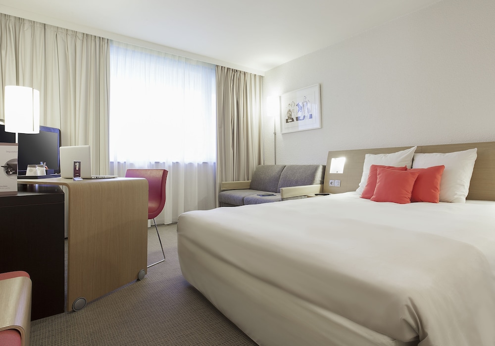 Habitación Classic con una cama doble y un sofá cama individual del hotel Novotel Lille Aeroport. Foto 6