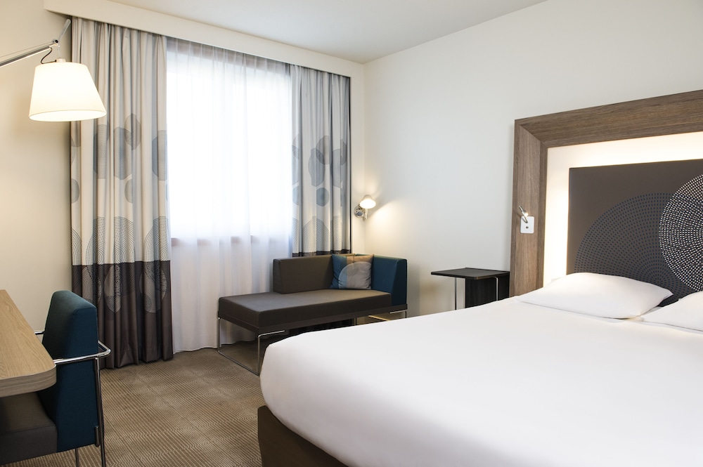 Habitación Executive con cama doble y sofá cama individual del hotel Novotel Lille Aeroport. Foto 1