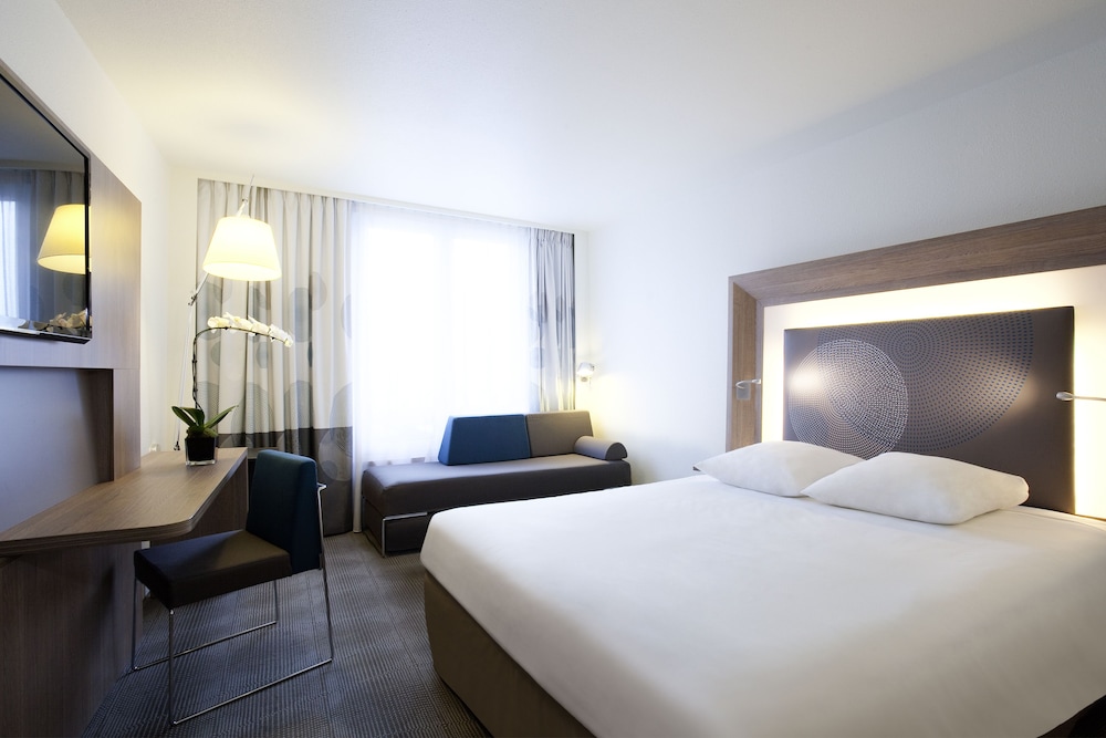 Habitación Executive con cama doble y sofá cama individual del hotel Novotel Lille Aeroport. Foto 2