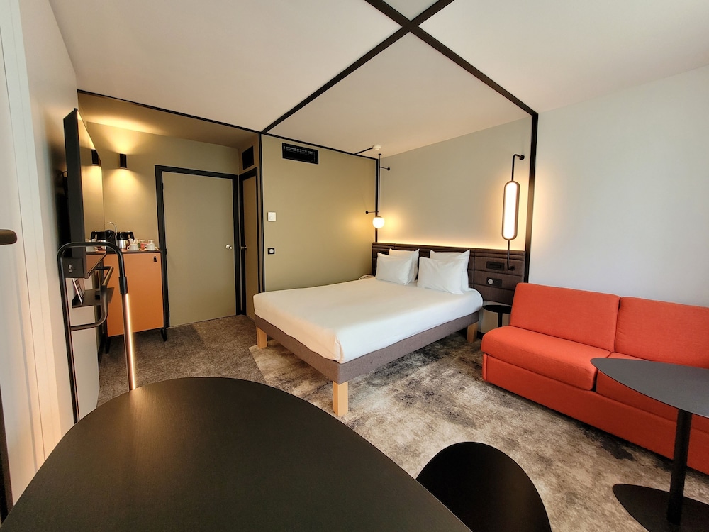 Habitación Executive con cama doble y sofá cama individual del hotel Novotel Lille Aeroport. Foto 7