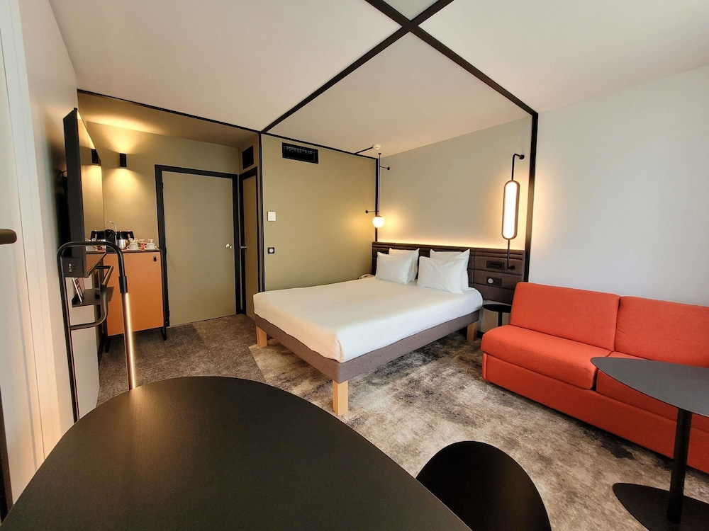 Habitación Executive con cama doble y sofá cama individual del hotel Novotel Lille Aeroport. Foto 11