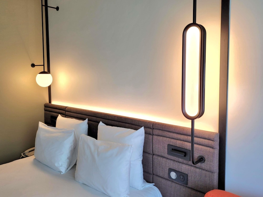 Habitación Executive con cama doble y sofá cama individual del hotel Novotel Lille Aeroport. Foto 12