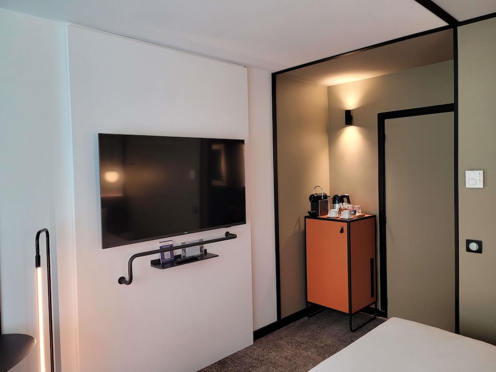 Habitación Executive con cama doble y sofá cama individual del hotel Novotel Lille Aeroport. Foto 13