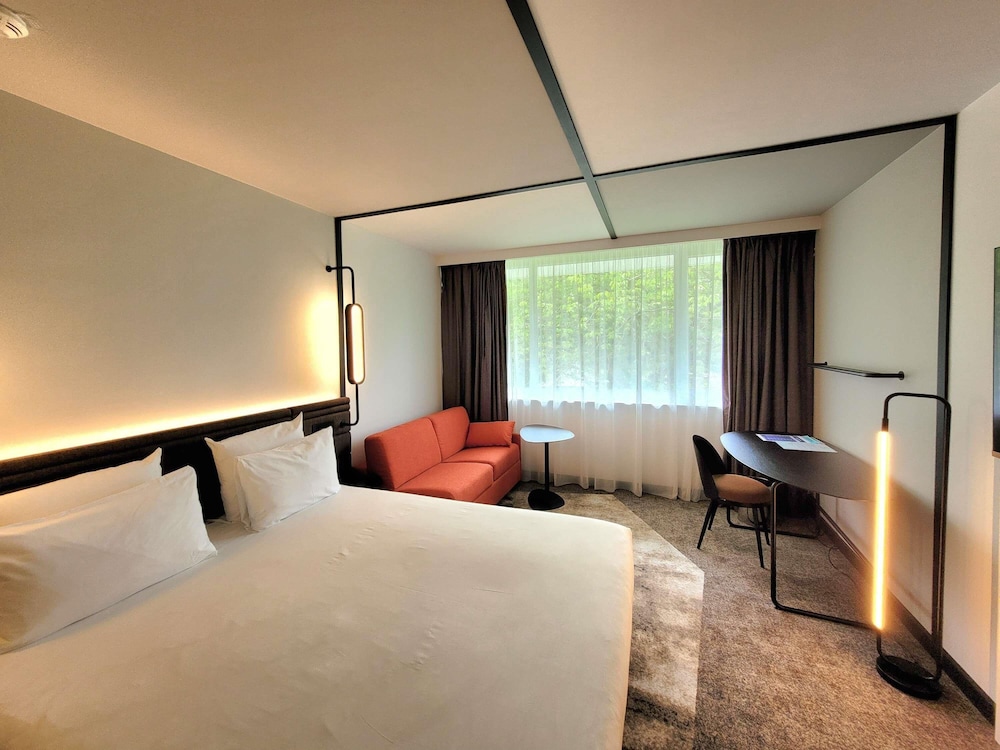 Habitación Executive con cama doble y sofá cama individual del hotel Novotel Lille Aeroport. Foto 14