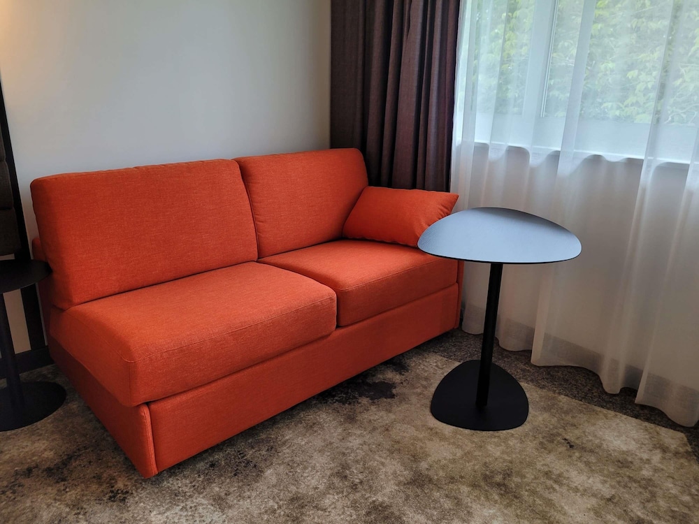 Habitación Executive con cama doble y sofá cama individual del hotel Novotel Lille Aeroport. Foto 15