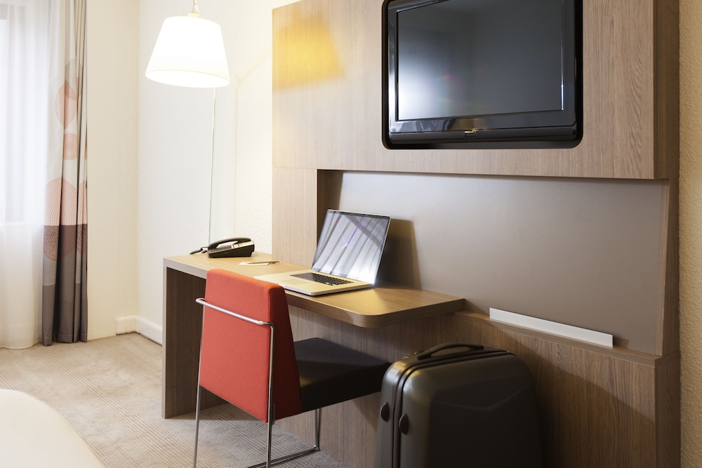 Habitación Classic con una cama doble y 2 sofás cama individuales del hotel Novotel Lille Aeroport. Foto 1