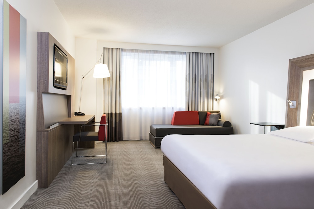Habitación Classic con una cama doble y 2 sofás cama individuales del hotel Novotel Lille Aeroport. Foto 2
