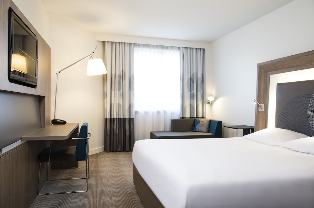 Habitación Classic con una cama doble y 2 sofás cama individuales del hotel Novotel Lille Aeroport. Foto 3