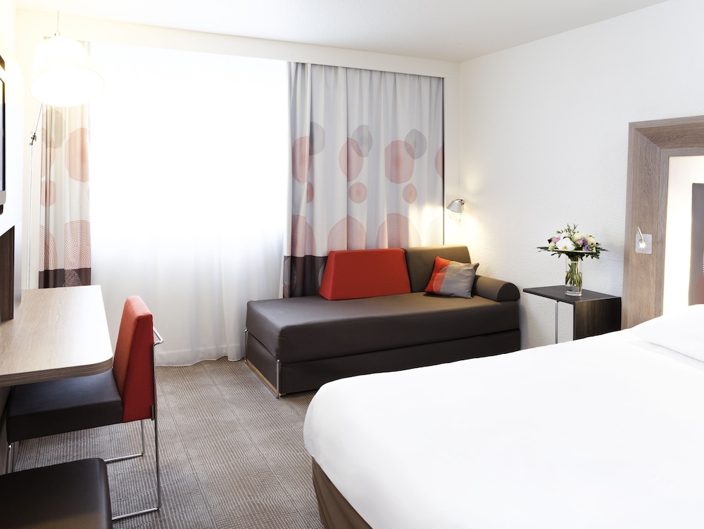 Habitación Classic con una cama doble y 2 sofás cama individuales del hotel Novotel Lille Aeroport. Foto 6