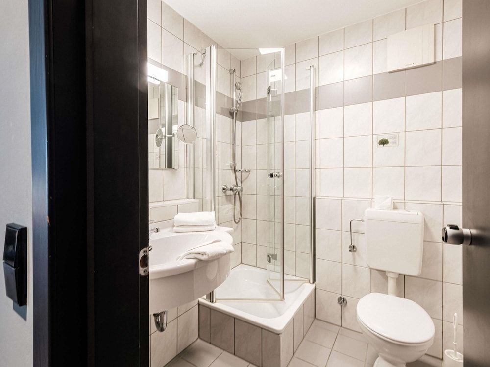 Habitación Familiar Clásica - 2 camas queen del hotel Mercure Pforzheim. Foto 5