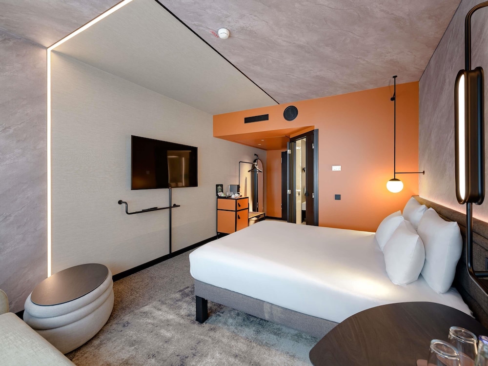 Habitación superior, 1 cama doble con sofá cama del hotel Novotel München Airport. Foto 1