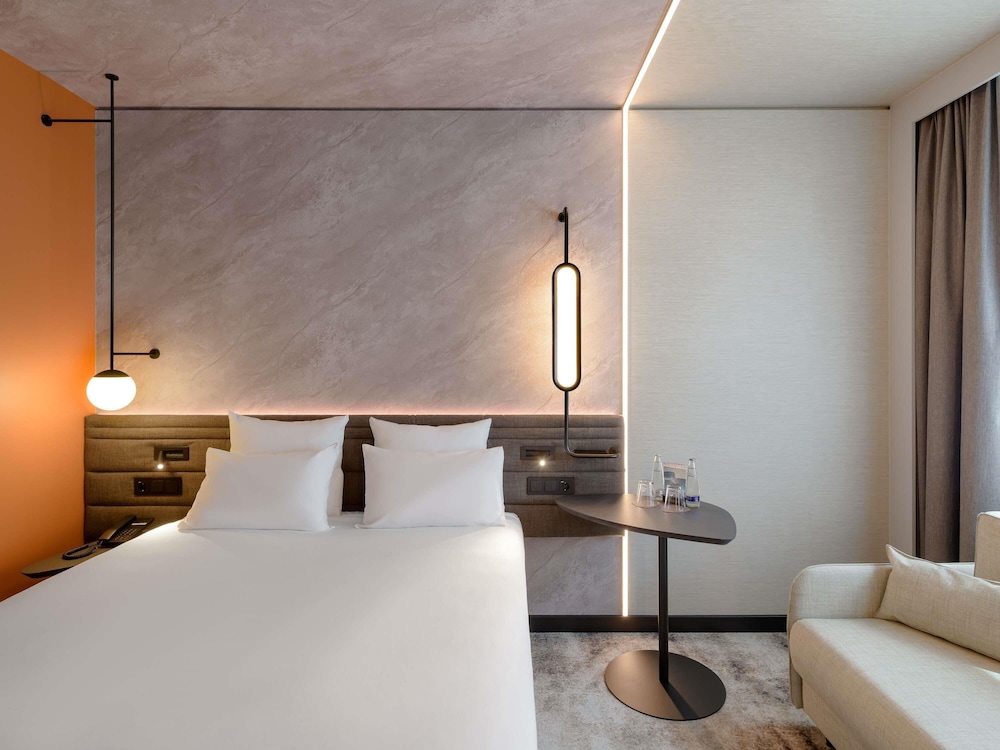 Habitación superior, 1 cama doble con sofá cama del hotel Novotel München Airport. Foto 4