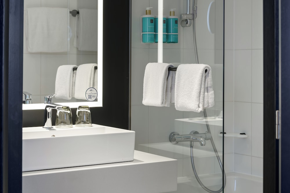 Habitación estándar con 2 camas individuales, 2 camas individuales del hotel Novotel München Airport. Foto 10