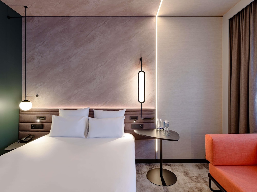 Habitación estándar, 1 cama doble con sofá cama del hotel Novotel München Airport. Foto 17