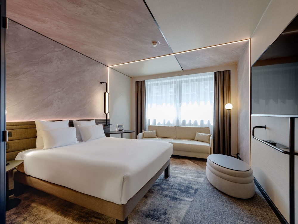 Habitación superior, 1 cama doble con sofá cama del hotel Novotel München Airport. Foto 13
