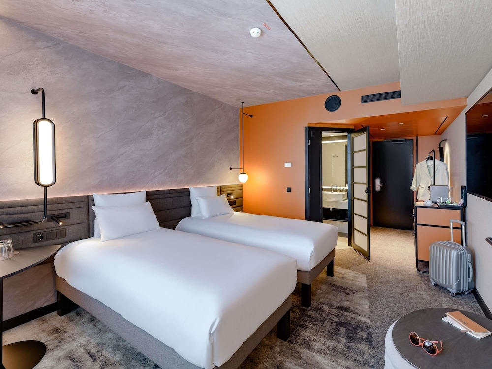 Habitación estándar con 2 camas individuales, 2 camas individuales del hotel Novotel München Airport. Foto 12